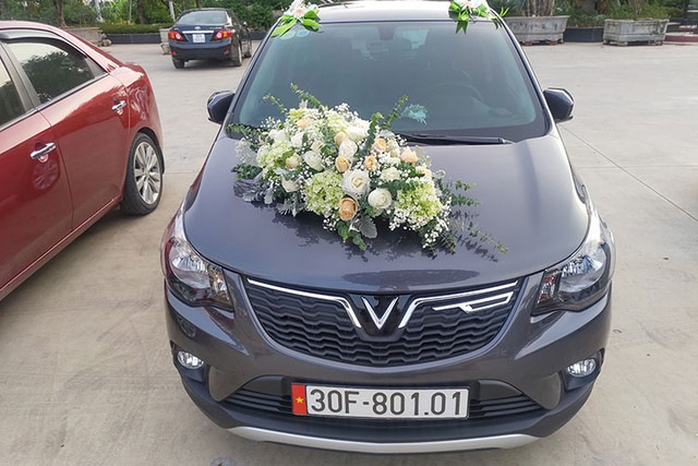 Dân chơi Hà thành rước dâu bằng xe Vinfast Fadil giá rẻ - Hình 8 Dan choi Ha thanh ruoc dau bang xe Vinfast Fadil gia re-Hinh-8