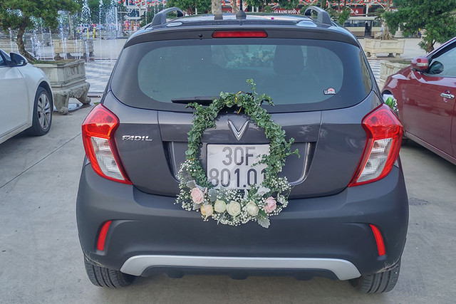 Dân chơi Hà thành rước dâu bằng xe Vinfast Fadil giá rẻ - Hình 7 Dan choi Ha thanh ruoc dau bang xe Vinfast Fadil gia re-Hinh-7