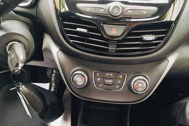 Dân chơi Hà thành rước dâu bằng xe Vinfast Fadil giá rẻ - Hình 6 Dan choi Ha thanh ruoc dau bang xe Vinfast Fadil gia re-Hinh-6