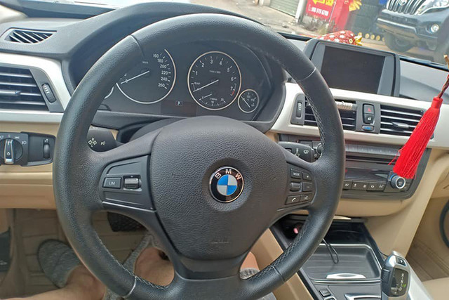 Cận cảnh xe sang BMW 320i chạy 4 năm giá còn 990 triệu - Hình 4 Can canh xe sang BMW 320i chay 4 nam gia con 990 trieu-Hinh-4