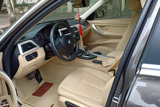Cận cảnh xe sang BMW 320i chạy 4 năm giá còn 990 triệu - Hình 3 Can canh xe sang BMW 320i chay 4 nam gia con 990 trieu-Hinh-3