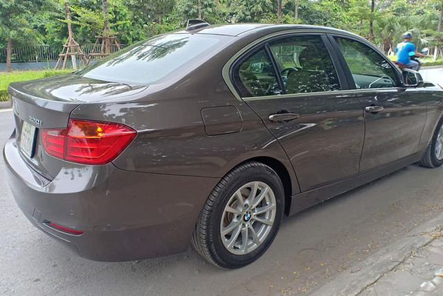 Cận cảnh xe sang BMW 320i chạy 4 năm giá còn 990 triệu - Hình 6 Can canh xe sang BMW 320i chay 4 nam gia con 990 trieu-Hinh-6