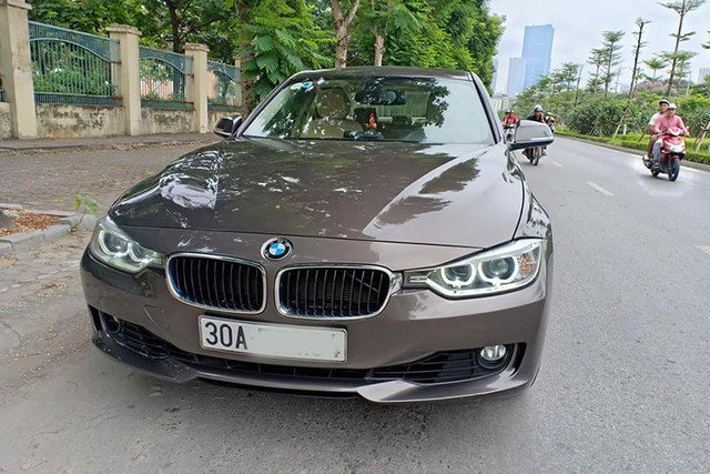 Cận cảnh xe sang BMW 320i chạy 4 năm giá còn 990 triệu - Hình 7 Can canh xe sang BMW 320i chay 4 nam gia con 990 trieu-Hinh-7