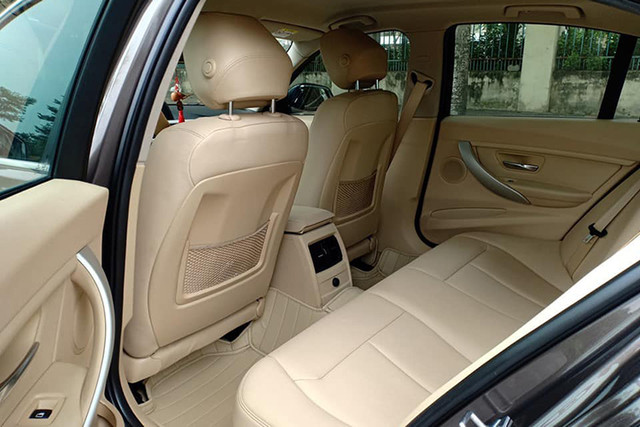 Cận cảnh xe sang BMW 320i chạy 4 năm giá còn 990 triệu - Hình 5 Can canh xe sang BMW 320i chay 4 nam gia con 990 trieu-Hinh-5