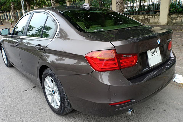 Cận cảnh xe sang BMW 320i chạy 4 năm giá còn 990 triệu - Hình 2 Can canh xe sang BMW 320i chay 4 nam gia con 990 trieu-Hinh-2