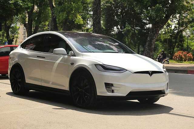 Chiêm ngưỡng ô tô điện Tesla Model X P100D màu trắng duy nhất Việt Nam Chiem nguong o to dien Tesla Model X P100D mau trang duy nhat Viet Nam