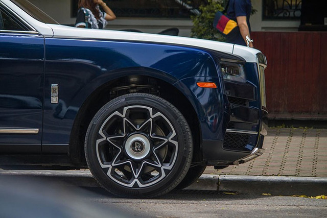 Bộ đôi Rolls-Royce Cullinan gần 100 tỷ ở nhà đại gia Hà thành - Hình 6 Bo doi Rolls-Royce Cullinan gan 100 ty o nha dai gia Ha thanh-Hinh-6
