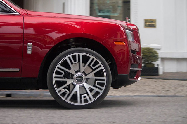 Bộ đôi Rolls-Royce Cullinan gần 100 tỷ ở nhà đại gia Hà thành - Hình 7 Bo doi Rolls-Royce Cullinan gan 100 ty o nha dai gia Ha thanh-Hinh-7