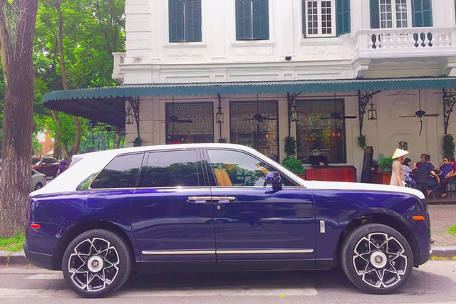 Bộ đôi Rolls-Royce Cullinan gần 100 tỷ ở nhà đại gia Hà thành - Hình 3 Bo doi Rolls-Royce Cullinan gan 100 ty o nha dai gia Ha thanh-Hinh-3