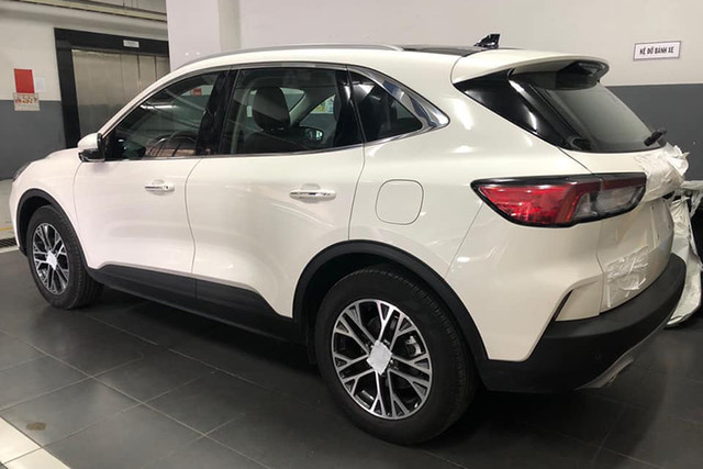 Cận cảnh Ford Escape 2020 gần 1 tỷ tại Việt Nam - Hình 2 Can canh Ford Escape 2020 gan 1 ty tai Viet Nam-Hinh-2