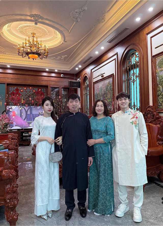 Cơ ngơi bạc tỷ của Văn Toàn tràn ngập sắc xuân Co ngoi bac ty cua Van Toan tran ngap sac xuan