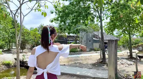 Những khu vườn tiền tỷ rộng thênh thang của sao Việt - Hình 10 Nhung khu vuon tien ty rong thenh thang cua sao Viet-Hinh-10