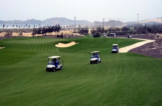 Soi tai san cua dai gia Binh Dinh thanh F1 khi di choi golf giua mua dich