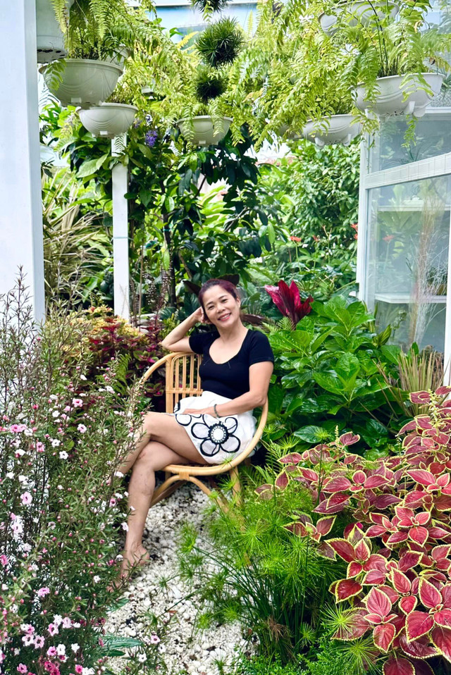 Đi mỏi chân trong khu vườn rộng 10 nghìn m2 của Mỹ Lệ Di moi chan trong khu vuon rong 10 nghin m2 cua My Le