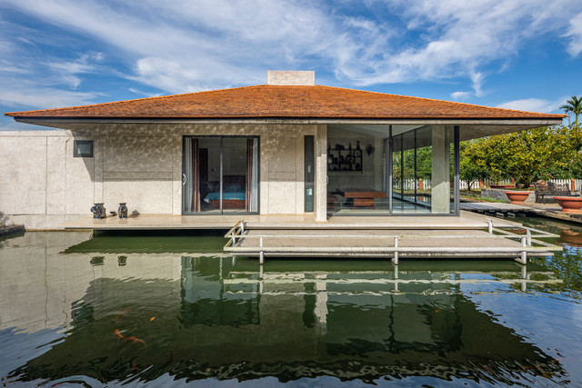 Vao xem can biet thu 'lo lung' giua mat nuoc-Hinh-3