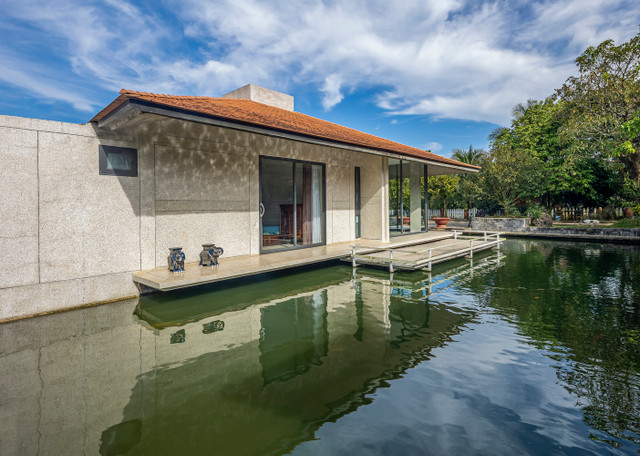 Vao xem can biet thu 'lo lung' giua mat nuoc-Hinh-4