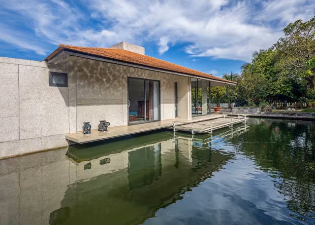 Vao xem can biet thu 'lo lung' giua mat nuoc-Hinh-4