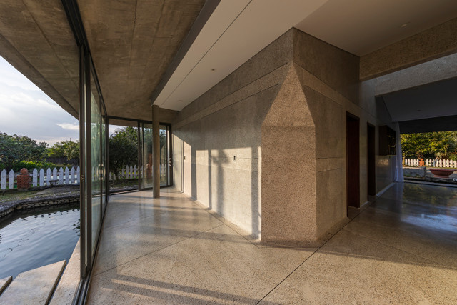 Vao xem can biet thu 'lo lung' giua mat nuoc-Hinh-5