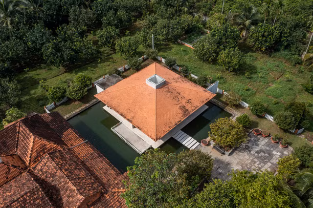 Vao xem can biet thu 'lo lung' giua mat nuoc