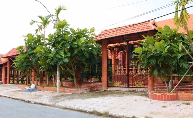 Ngoi nha hoan toan bang gom do doc nhat vo nhi tai Viet Nam