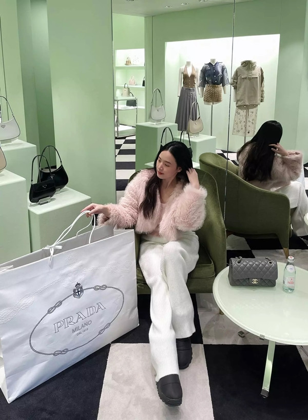 Vào xem tủ đồ hiệu của hotgirl đời đầu Midu - Hình 8 Vao xem tu do hieu cua hotgirl doi dau Midu-Hinh-8