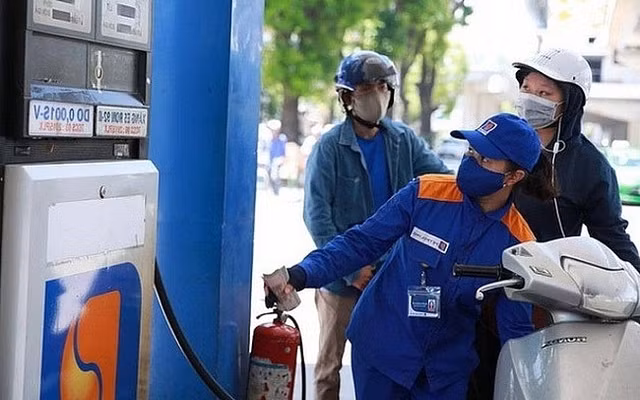 Gia xang RON95 hom nay giam... 15 dong