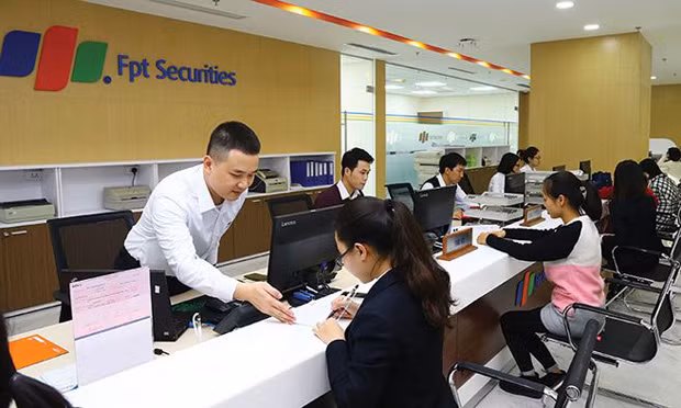 Chung khoan FPT len tieng ve 5 phien giam san cua FTS