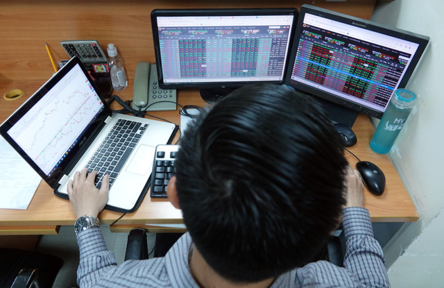 VN-Index mất 20 điểm do áp lực từ cổ phiếu trụ, khối ngoại giảm lực mua VN-Index mat 20 diem do ap luc tu co phieu tru, khoi ngoai giam luc mua