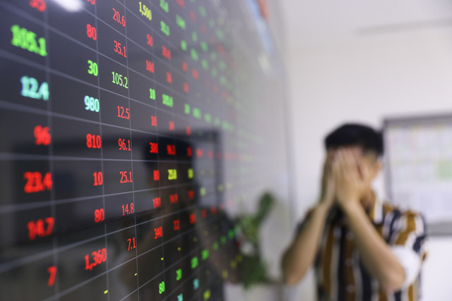 VN-Index gắng gượng đóng cửa trên mốc 900 điểm VN-Index gang guong dong cua tren moc 900 diem