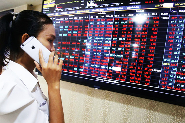 VN-Index đảo chiều và giảm điểm do các cổ phiếu trụ bị bán mạnh về cuối phiên VN-Index dao chieu va giam diem do cac co phieu tru bi ban manh ve cuoi phien