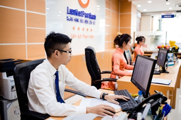Cổ phiếu LPB giảm mạnh sau tin VNPost không thể thoái sạch vốn Co phieu LPB giam manh sau tin VNPost khong the thoai sach von