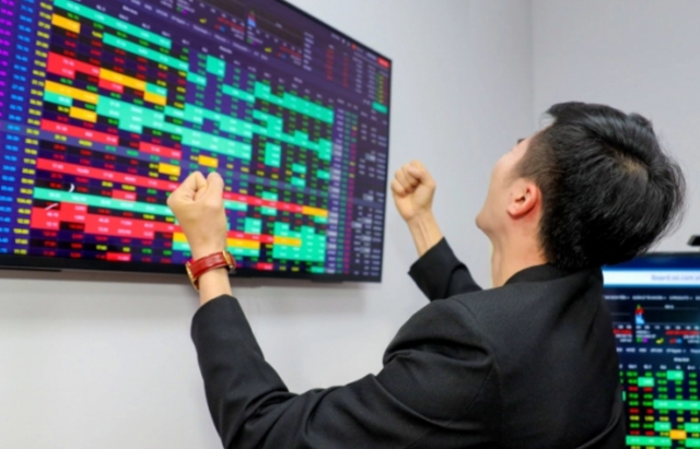 Bung no cuoi phien giup VN-Index tro lai moc 1.000 diem phien 27/12