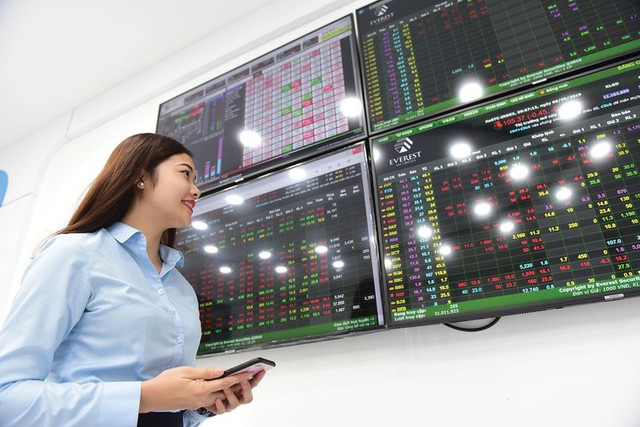 Chứng khoán ngày 24/10: Cổ phiếu nào được khuyến nghị? Chung khoan ngay 24/10: Co phieu nao duoc khuyen nghi?