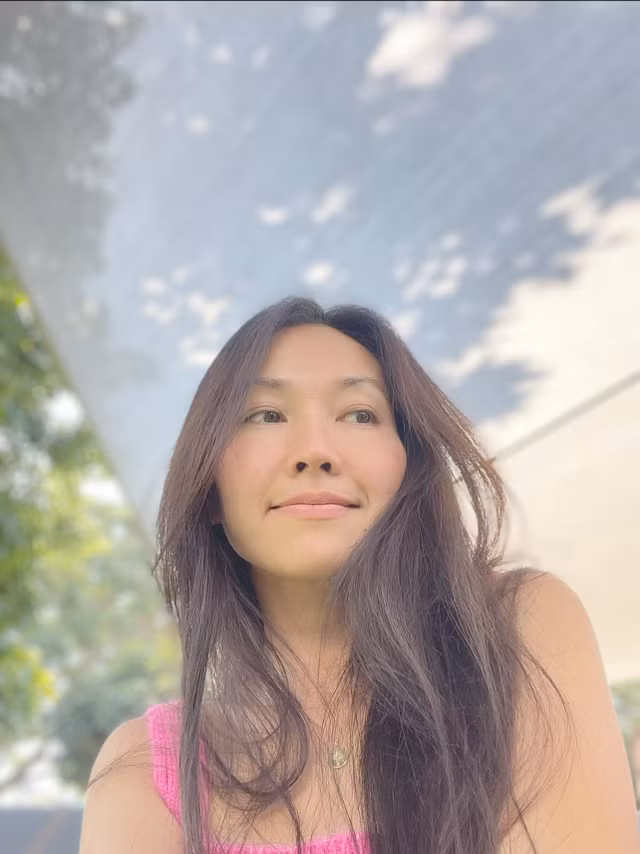 Co ngoi ngap hoa trai cua dien vien Kim Hien o My