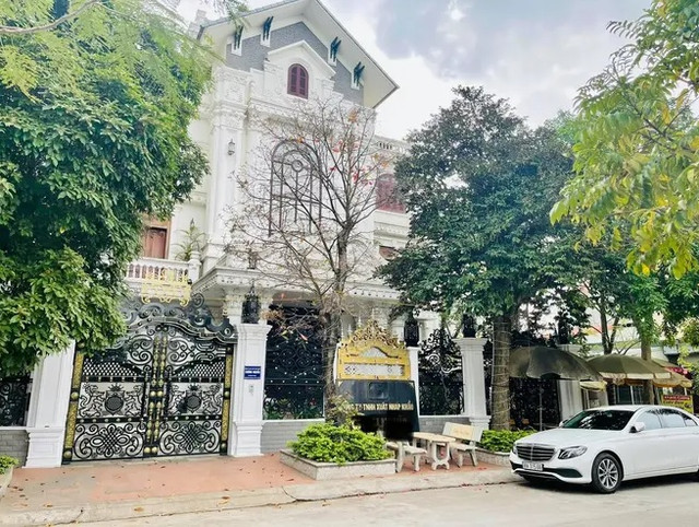 Cận cảnh căn biệt thự toàn gỗ quý của đại gia Bắc Ninh - Hình 2 Can canh can biet thu toan go quy cua dai gia Bac Ninh-Hinh-2
