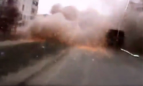 Xem xe tải vượt đạn pháo ở miền Đông Ukraine Xem xe tai vuot dan phao o mien Dong Ukraine