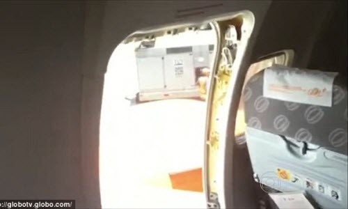 Máy bay hỏng điều hòa, khách mở cửa thoát hiểm hóng gió May bay hong dieu hoa, khach mo cua thoat hiem hong gio