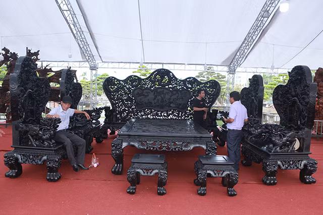 Bo ban ghe 27 ty cua dai gia Thanh Hoa: Thu choi sieu sang cua nha giau Viet
