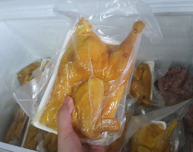 Đằng sau những loại gà giá rẻ bán đầy chợ mạng Dang sau nhung loai ga gia re ban day cho mang