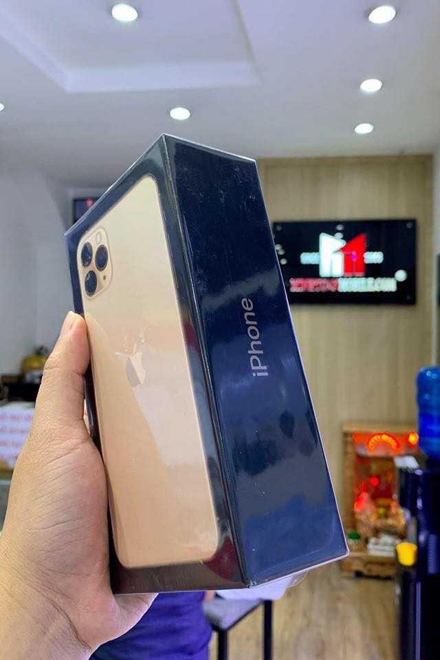 Cận cảnh iPhone 11 Pro Max đầu tiên về Việt Nam giá 100 triệu đồng - Hình 5 Can canh iPhone 11 Pro Max dau tien ve Viet Nam gia 100 trieu dong-Hinh-5