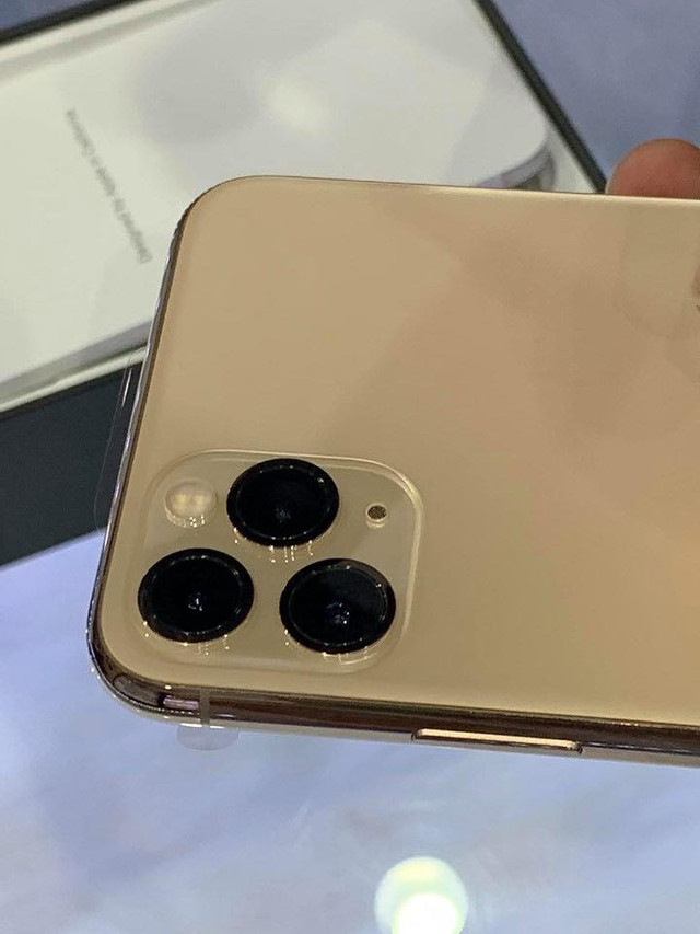 Cận cảnh iPhone 11 Pro Max đầu tiên về Việt Nam giá 100 triệu đồng - Hình 3 Can canh iPhone 11 Pro Max dau tien ve Viet Nam gia 100 trieu dong-Hinh-3
