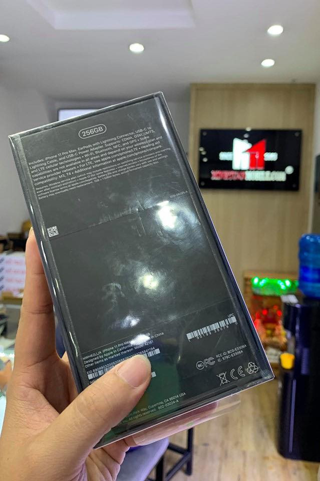 Cận cảnh iPhone 11 Pro Max đầu tiên về Việt Nam giá 100 triệu đồng - Hình 2 Can canh iPhone 11 Pro Max dau tien ve Viet Nam gia 100 trieu dong-Hinh-2