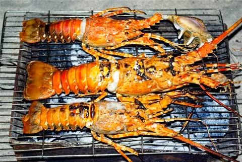 Vi sao tom hum gia re chi con 150 nghin/con?-Hinh-5