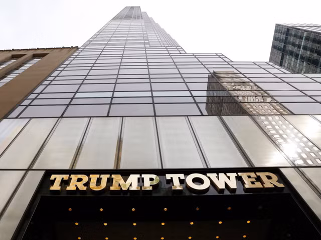 "Lóa mắt" loạt bất động sản toàn penhouse, biệt thự trị giá 122 triệu USD của ông Trump Trước khi chuyển đến Nhà Trắng, Tổng thống Mỹ Donald Trump chủ yếu sống trong căn hộ penthouse trị giá 57 triệu đô la trong toà nhà chọc trời Tháp Trump ở NewYork (Mỹ).