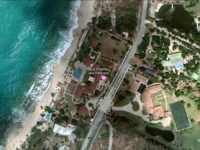 Ngoài Mỹ, Tổng thống Trump còn sở hữu bất động sản ở Le Château des Palmiers, Tây Ấn. Theo Forbes, ông đã mua nó vào năm 2013 từ một người bạn là doanh nhân. Nó gồm 9 phòng ngủ, 12 phòng tắm, một hồ bơi nước nóng, khu fitness, sân tennis và quán bar ngoài trời.