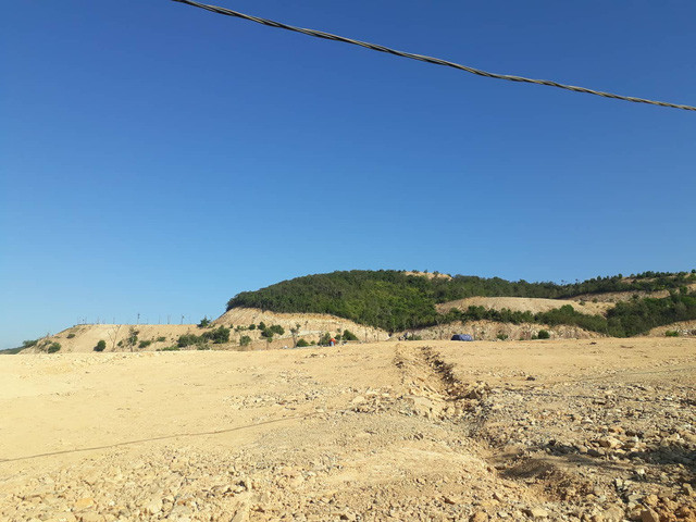 Ở lưng chừng núi Chín Khúc, nhiều đoạn đã được san phẳng để làm dự án. Ảnh: Đời sống pháp lý.