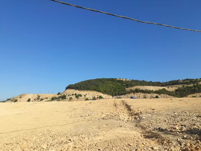 Ở lưng chừng núi Chín Khúc, nhiều đoạn đã được san phẳng để làm dự án. Ảnh: Đời sống pháp lý.