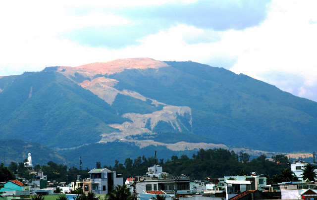 Núi Chín Khúc Nha Trang bị băm nát để làm dự án. Ảnh: Đời sống pháp lý