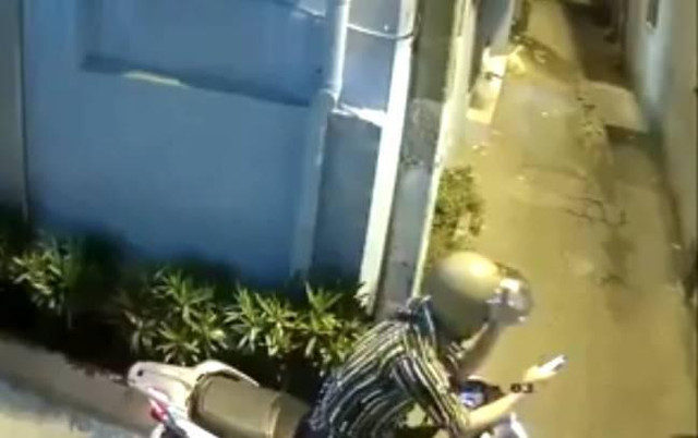 Đưa tay vào ngực bé gái trong hẻm vắng, thanh niên chạy SH bị cộng đồng mạng truy tìm ráo riết Dua tay vao nguc be gai trong hem vang, thanh nien chay SH bi cong dong mang truy tim rao riet