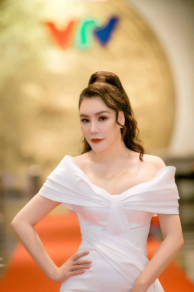 Hồ Quỳnh Hương giàu cỡ nào khi cát-xê ghế nóng bạc tỷ? Ho Quynh Huong giau co nao khi cat-xe ghe nong bac ty?